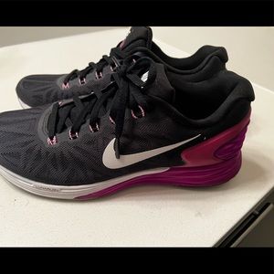 Nike Women’s Shoe! Size 9